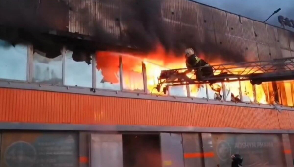 ДЧС сообщает о трудностях тушения пожара на рынке в Семее (ВИДЕО)