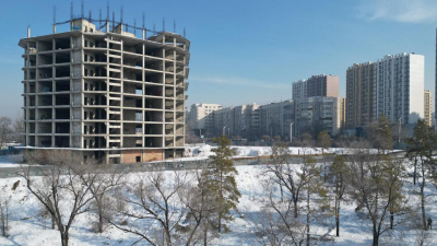 15-летняя &quot;недостройка&quot; в центре Алматы: что в здании сейчас и планируют ли его сносить