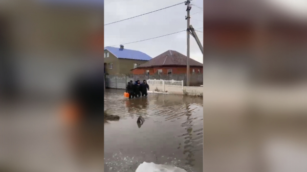 Спасатели вынесли медиков, которые не могли выбраться из-за паводков в Актобе