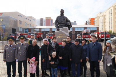 В Астане открыт памятник герою-пожарному