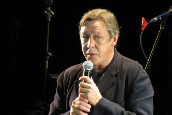 Mash: актёр Ефремов перед премьерой нанял охрану и пересел на премиальное авто