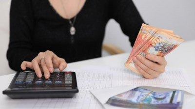 Декану университета в Атырау незаконно начислялась зарплата, когда ее не было на рабочем месте