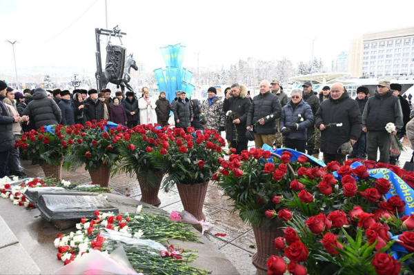 В Алматы возложили цветы к монументу Независимости