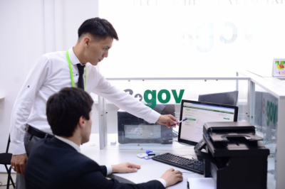 Работники ЦОНов будут приравнены к выполняющим государственные функции