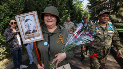 Георгиевские ленточки, гвоздики и «Рождённые в СССР». Как в Алматы прошёл День Победы