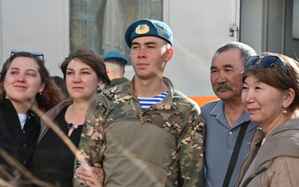 35 десантников отслужили и вернулись домой. Их встречали на вокзале Актобе