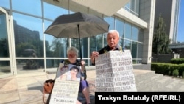 В Усть-Каменогорске суд дал предупреждения пенсионерам, задержанным после пикета с требованием расследовать смерть их сына