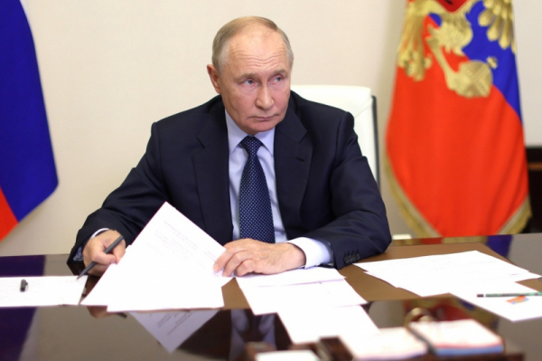 Звонок по спецсвязи едва не прервал совещание Владимира Путина с правительством