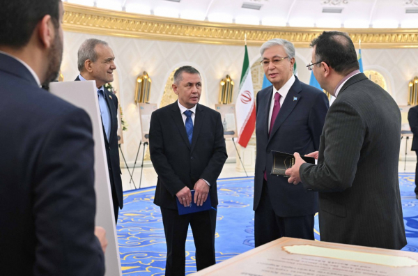 Президенты осмотрели выставку древних рукописей из Ирана об истории Казахстана