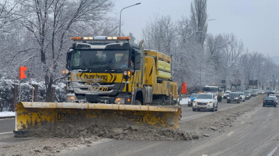 Снегопад в Алматы: на улицах продолжаются работы по массовому вывозу снега