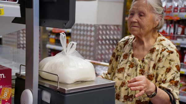 Основные продукты питания продолжают дешеветь в Казахстане