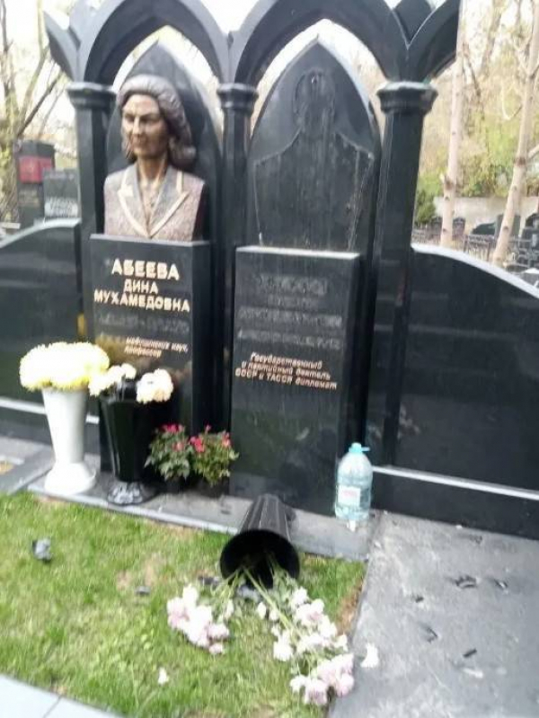 Вандалы осквернили памятник на могиле первого секретаря обкома ТАССР Фикрята Табеева в Москве