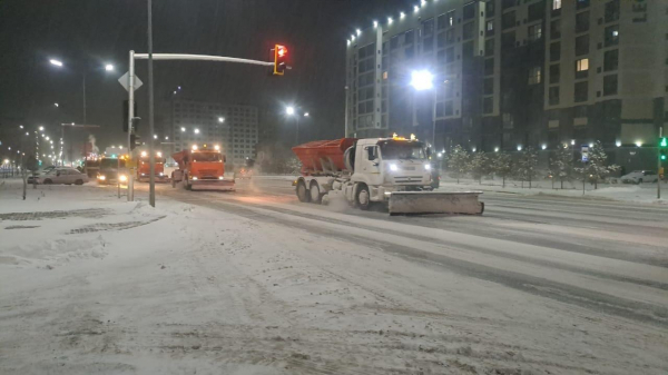 20 тысяч кубометров снега за сутки: столичные службы работают круглосуточно