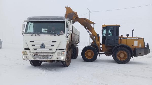 Свыше 2,2 тыс. дорожных рабочих вышли на уборку снега в Астане