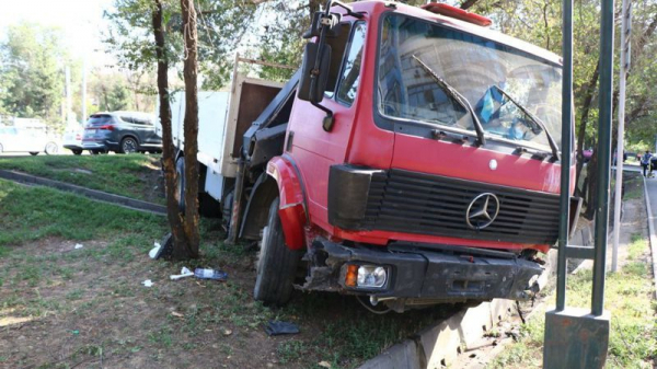 В полиции рассказали о причине массового ДТП с участием грузовика в Алматы