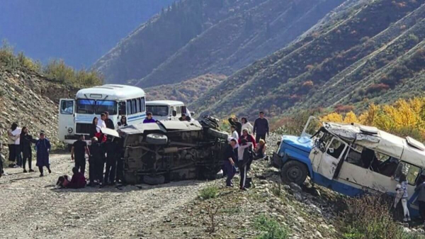 Два автобуса с туристами столкнулись в Алматинской области