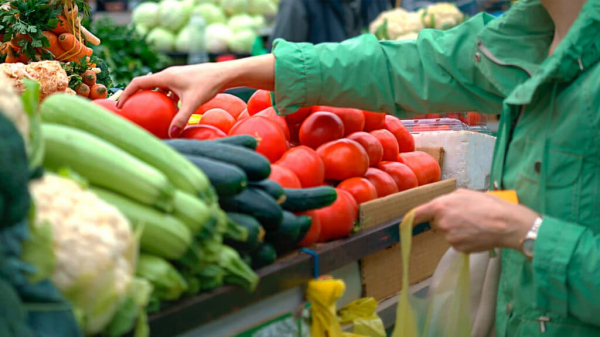 Почему зимой казахстанцам приходится покупать невкусные овощи, объяснили в правительстве