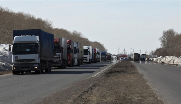 Машины скопились из-за непогоды на границах Казахстана