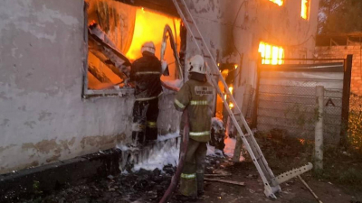 Крупный пожар в многоквартирном доме в Конаеве: есть пострадавшие