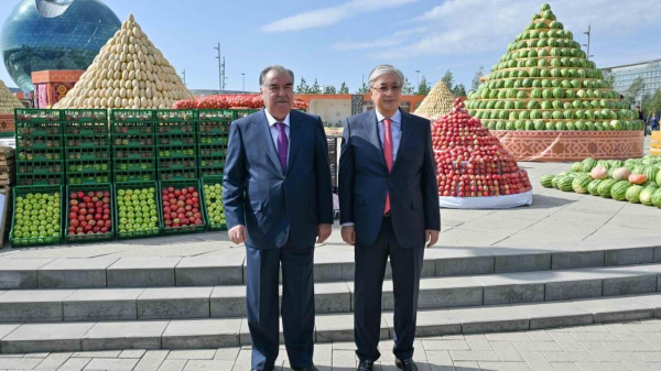 Токаев и Рахмон посетили выставку-ярмарку товаров Таджикистана в Астане (фото)