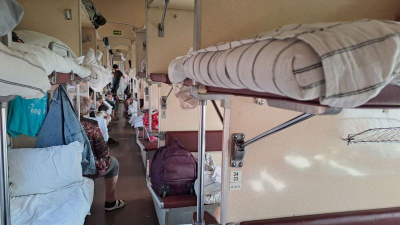 Не работают кондиционеры, не открываются окна, а по стенам лазают тараканы: депутат о поездах Казахстана