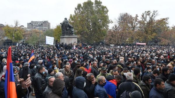 Тысячи протестующих потребовали отставки Пашиняна в Армении