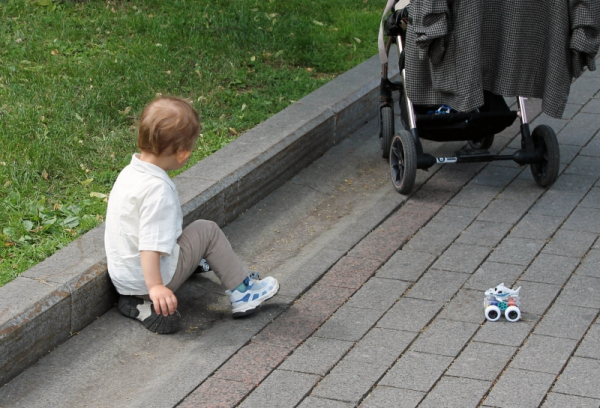 В Приморье двухлетний малыш проткнул глаз ножом, оставшись без присмотра
