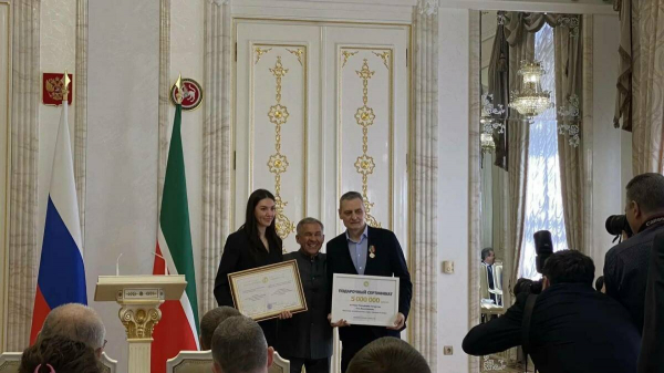 Минниханов поздравил &laquo;Динамо-Ак Барс&raquo; с чемпионством и вручил сертификат на 5 млн. рублей