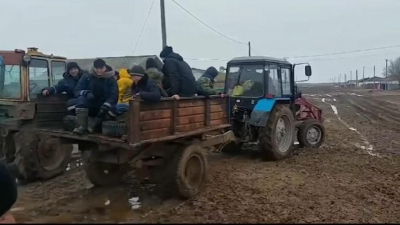 Ряд людей наказали после скандальной поездки на ЕНТ на тракторе в ЗКО