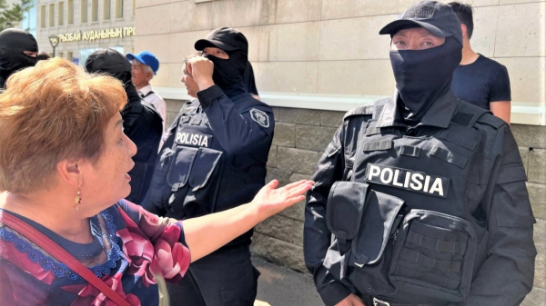 «Пародия на правосудие». Почему в Казахстан не допускают международных расследователей? Интервью с Хью Уильямсоном