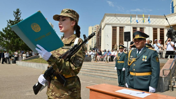 С оружием и флейтой: солдаты творческого взвода дали клятву на верность Родине