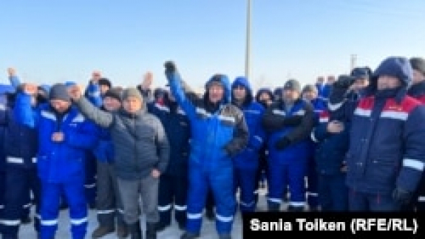 Работники железной дороги выступили в поддержку бастующих в Жетыбае, требуют повысить оплату труда