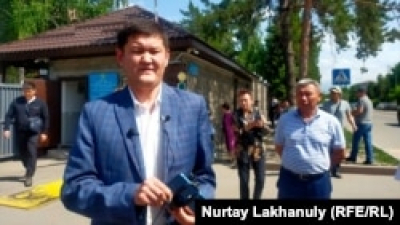 Думан Мухаметкарим под арестом. Как журналист оказался «экстремистом» и при чём тут критика Токаева?