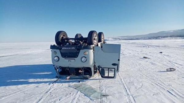 Автомобиль с туристами из Китая перевернулся на льду Байкала, погибла женщина