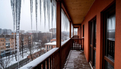 Огромные сосульки появляются на балконах: кто их должен сбивать