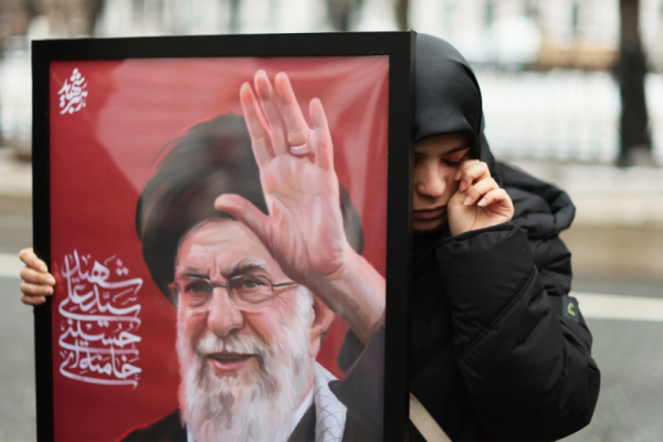 Россияне скорбят по Али Хаменеи: фото мемориала у посольства Ирана в Москве