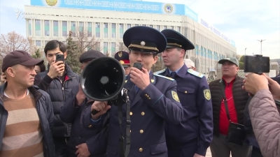 Митинг «народного парламента» в Алматы и задержание активистки в Уральске