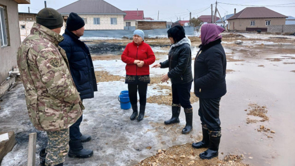 Борющихся с паводками спасателей кормят и обогревают местные жители