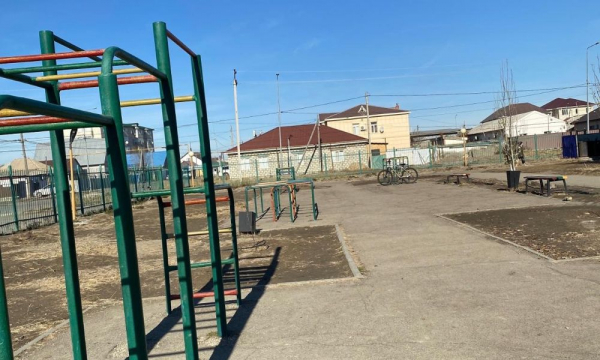 В Атырау школьница лишилась фаланги пальца на уличном тренажёре