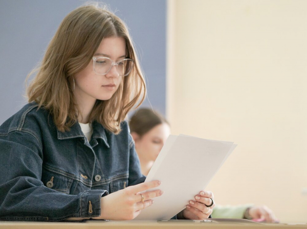 Депутат Толстой призвал отменить ЕГЭ и вернуть традиционные экзамены