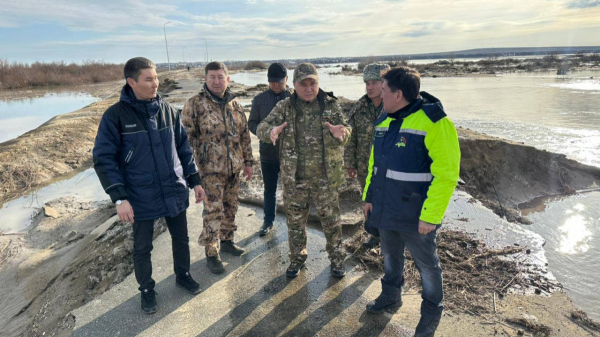 Часть моста и дорогу размыло в Актюбинской области