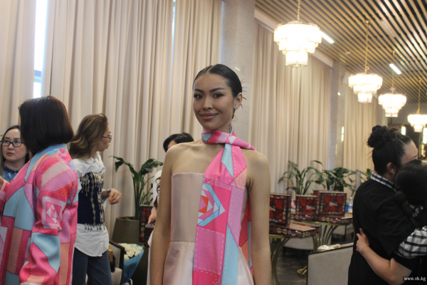 Высокая мода - на высоте: показ прошёл прямо во время рейса Бишкек-Каракол