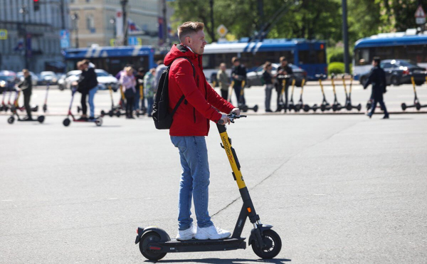 В Казахстане заработали новые правила для самокатчиков