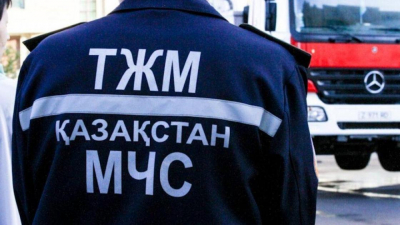 Мужчины застряли на авто посреди реки в области Абай
