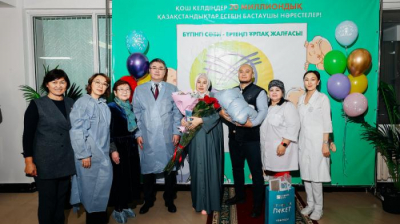 Аким области поздравил семью, где родился 20-миллионный житель Казахстана 16 ноября 2023, 23:04