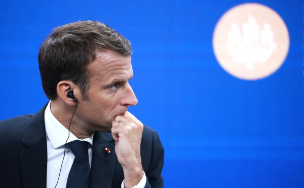 Во Франции виноделы пошутили над Макроном и его очками