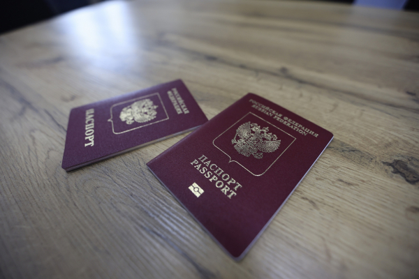 Пенсионеров в России могут обязать поменять паспорта