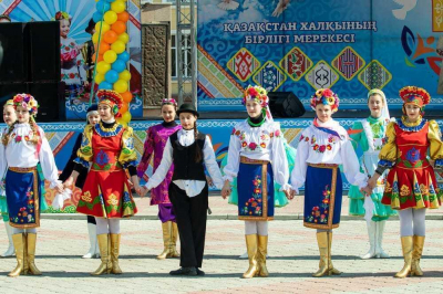 Токаев поздравил казахстанцев с Днем единства народа
