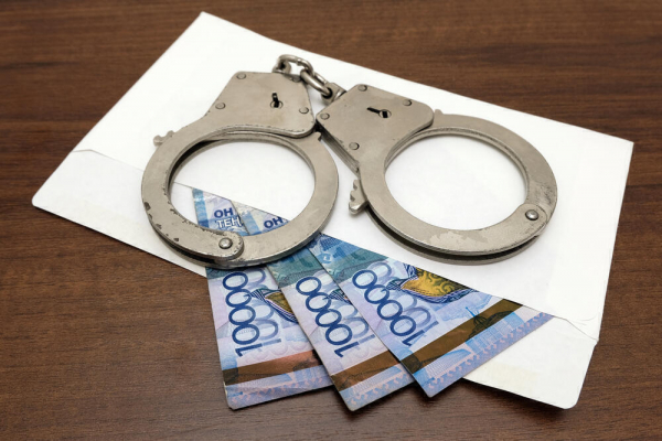 Руководитель одного из департаментов в Карагандинской области подозревается в получении взятки в миллион тенге