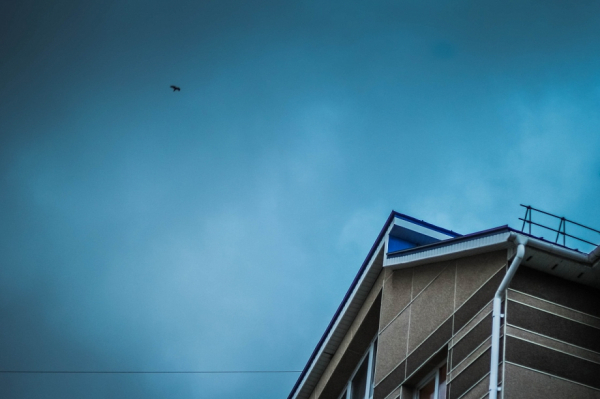 В Челнах из-за сильного ветра снесло крышу здания в 53-м комплексе